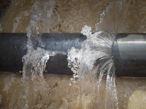 Water pipe leak flood clean up services